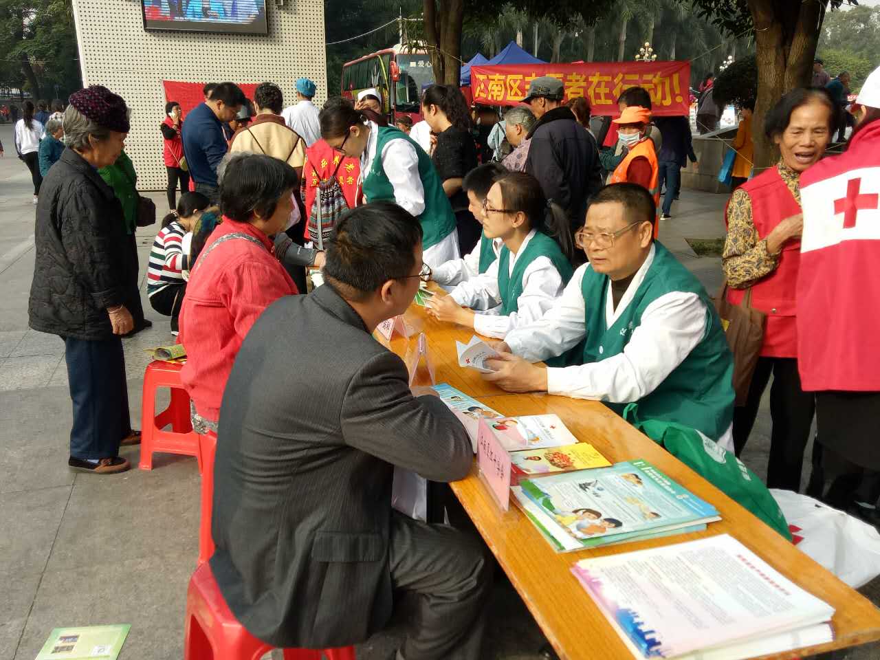 江南区文明办联合聚焦公益开展江南“衣家人””公益活动